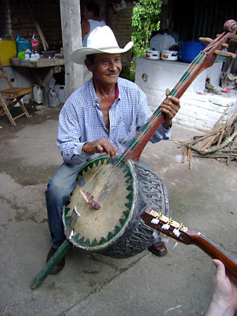 Alejandro Galindo of 'Los Catrachos' CD tocando bajo